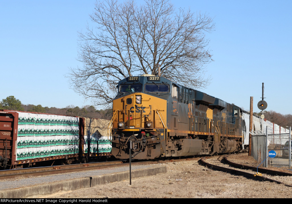 CSX 3377 leads train L619-19 southbound